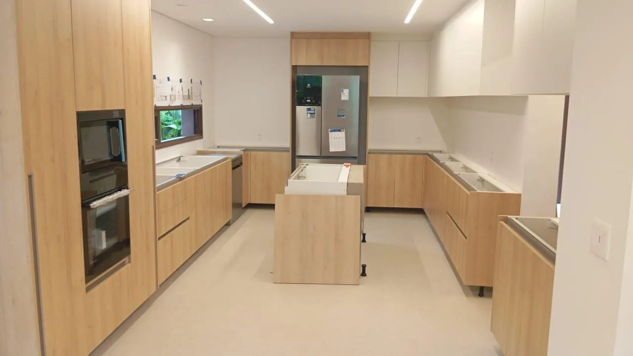 Cozinha mobiliada com armários em madeira — Casa Flora Badra