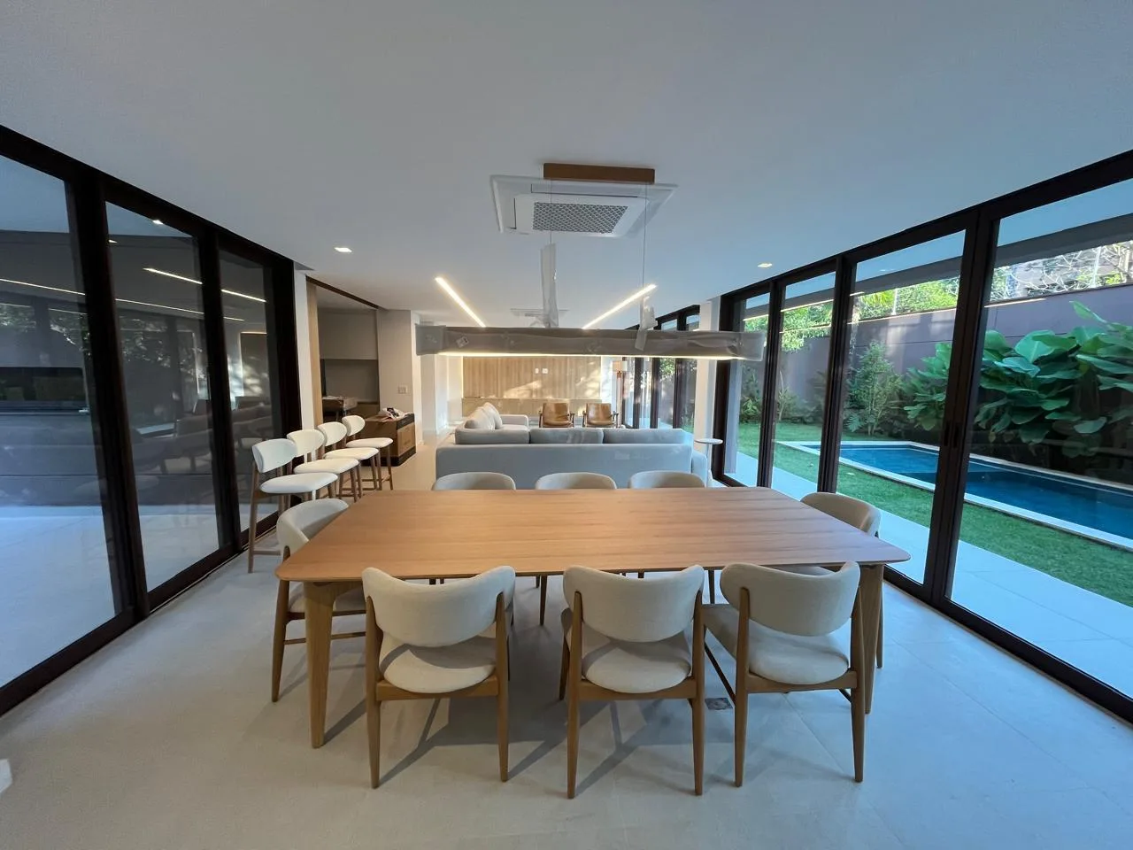 Sala de jantar mobiliada com mesa de madeira — Casa Flora Badra