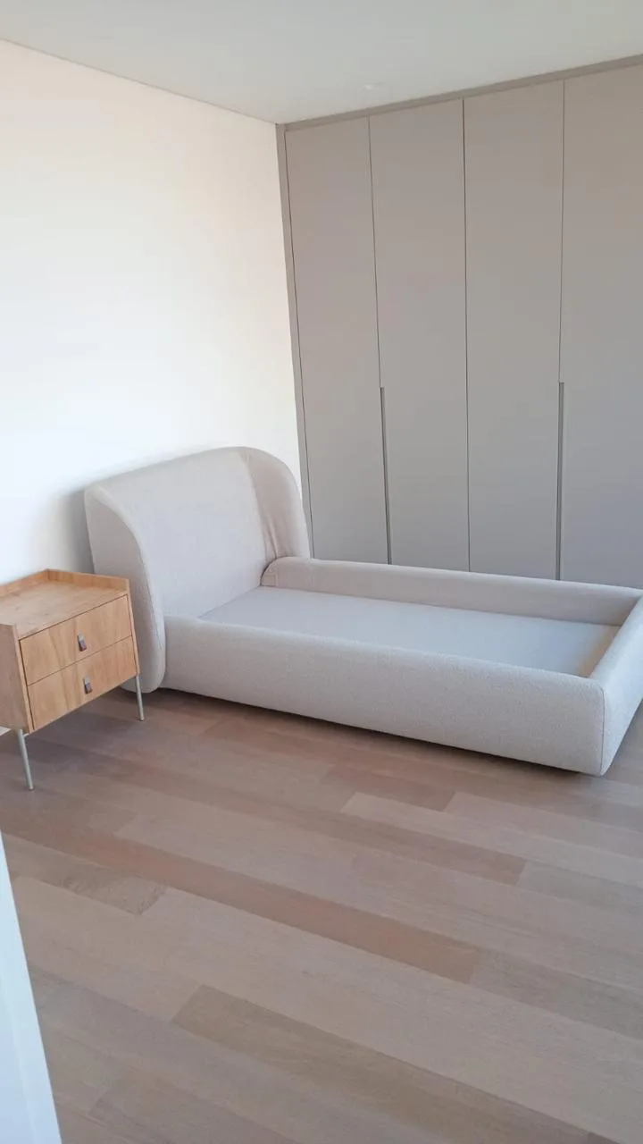 Suíte mobiliada com armário planejado e cama — Casa Flora Badra