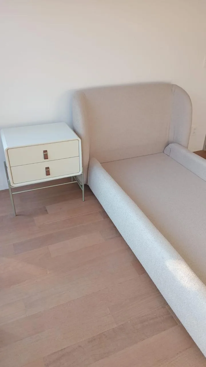 Detalhe do criado-mudo e cabeceira da suíte — Casa Flora Badra
