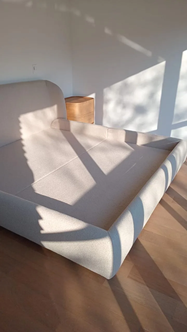 Detalhe da cama com iluminação natural — Casa Flora Badra