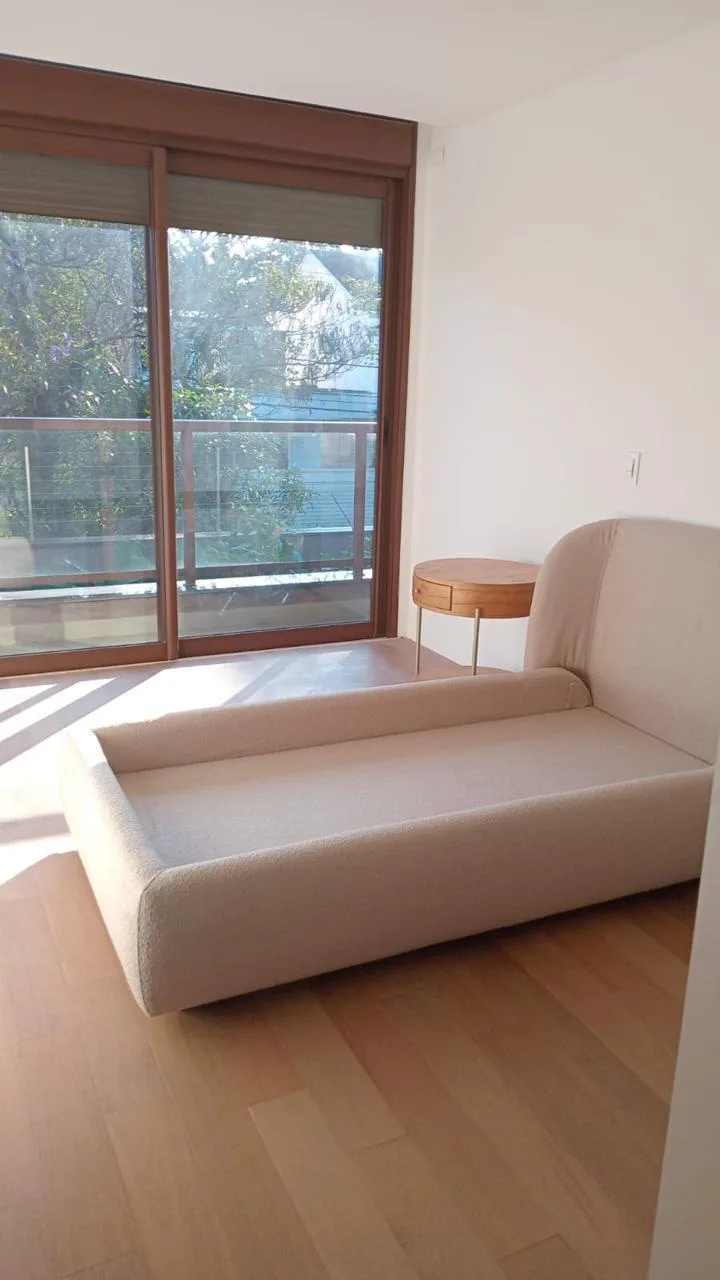 Suíte com sacada e iluminação natural — Casa Flora Badra